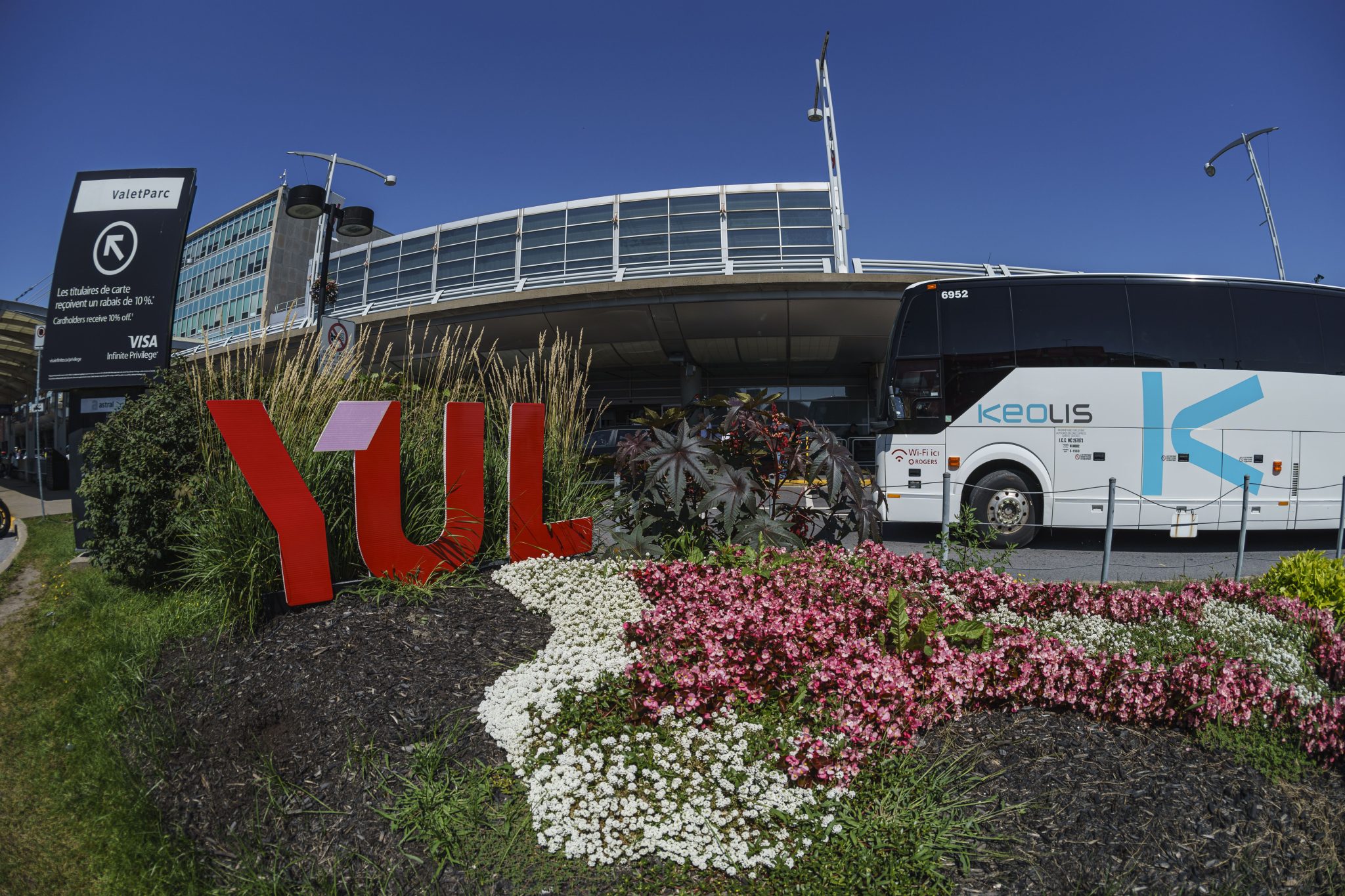 Service à l'Aéroport International Montréal Trudeau 127 KEOLIS scaled